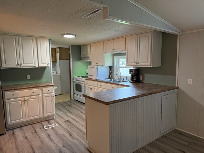 Building Photo - 5545 Monticello Dr