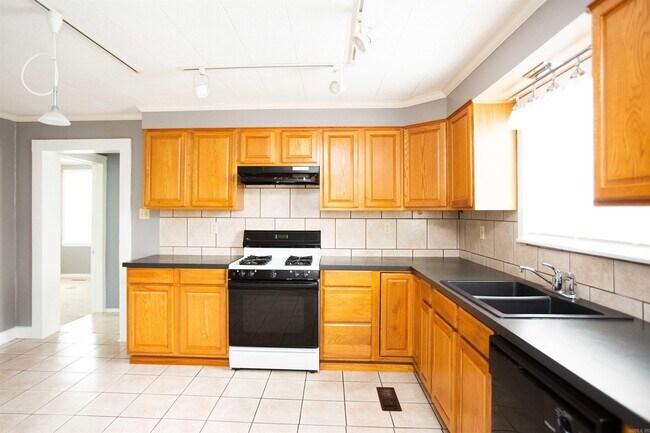 Building Photo - 504 W 33rd St