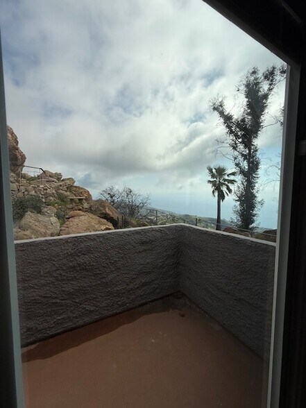 Building Photo - 24690 W Saddle Peak Rd