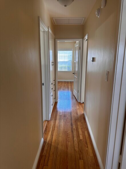 Building Photo - 5818 E Scrivener St