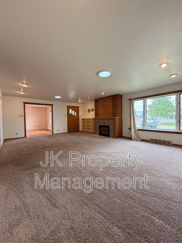 Building Photo - 806 Forest Ave