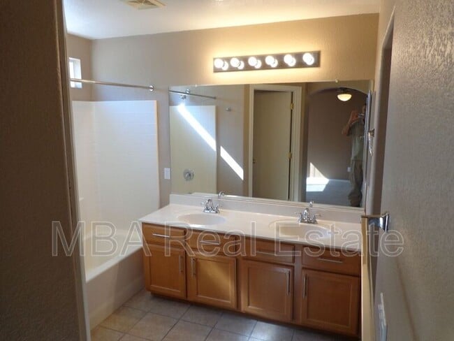 Building Photo - 5517 S 11th Pl