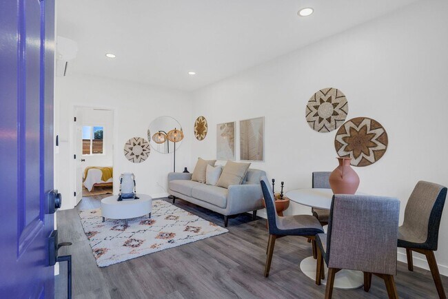 Building Photo - Beautiful Renovated 2 Bed/1 Bath Unit