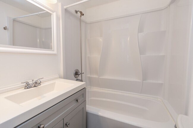 Building Photo - 2025 Peach St