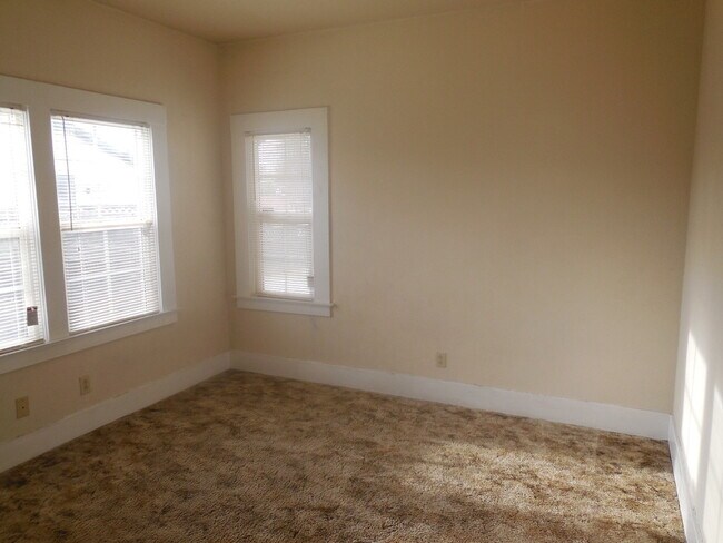 Building Photo - 3 Bedroom / 1 Bath House