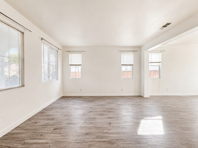 Building Photo - Beautifully Updated 5 Bedroom House with 3 Car Garage For Rent