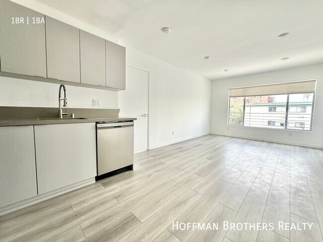 Building Photo - 318 S Mariposa Ave