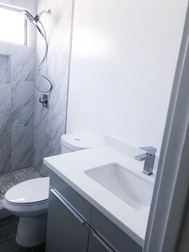 Building Photo - 1333 W 36th Pl