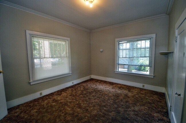 Building Photo - 206 Hazel St