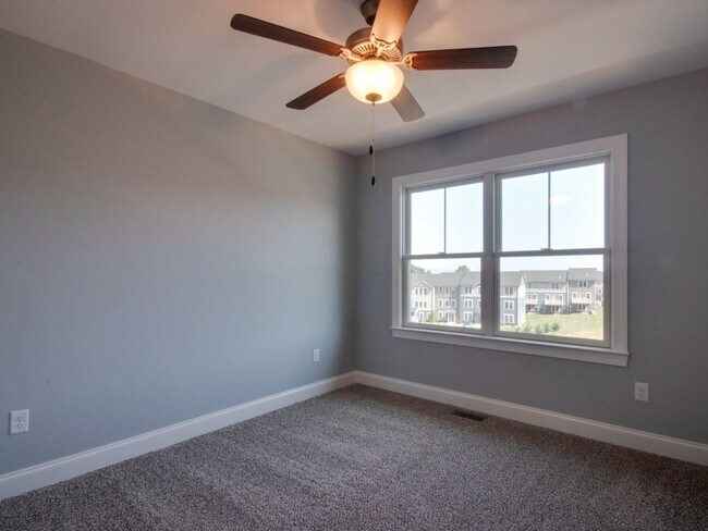 Building Photo - Spacious Luxury Townhome! Outstanding Location!