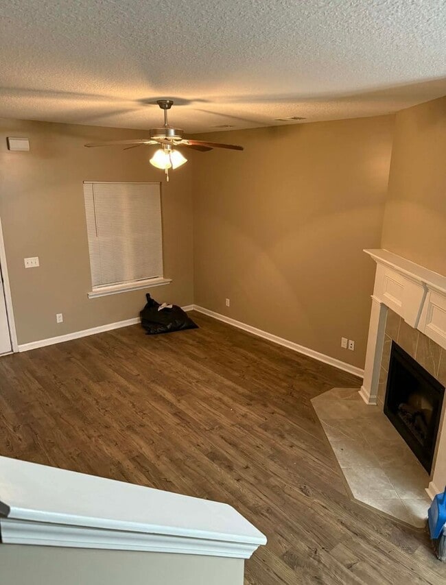 Building Photo - 4 Bed 2.5 Bath Two-Story Home