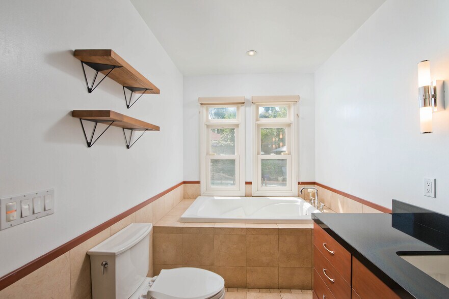 Separate shower & Tub - 13964 Peach Grove St