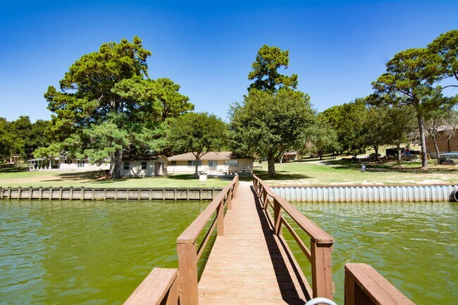 Building Photo - 150 Edgewater Way