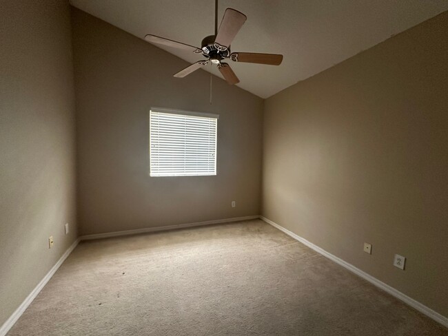 Building Photo - SPACIOUS 3 BEDS TOWNHOUSE CLOSE TO DOWNTOWN!!