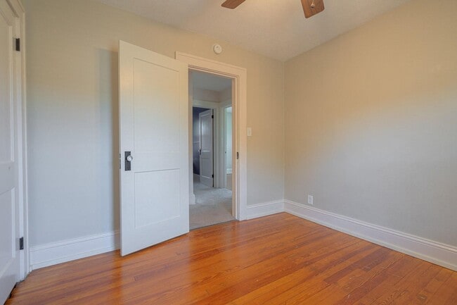 Building Photo - Grandin Court Foursquare convenient to SW City & SW Co!