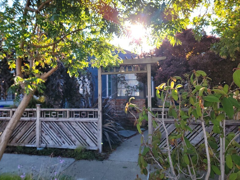 Building Photo - 973 30th St