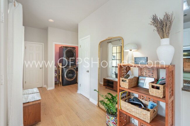 Building Photo - 3/2 in Destin!! AVAILABLE JULY 1