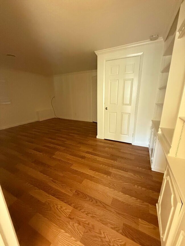 Building Photo - Charming 3-4 Bed/3 Bath Home in Belmont wi...