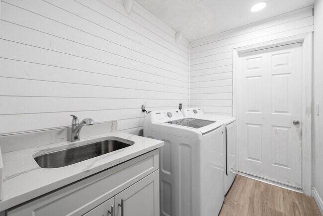 Building Photo - 1252 Raintree Ln