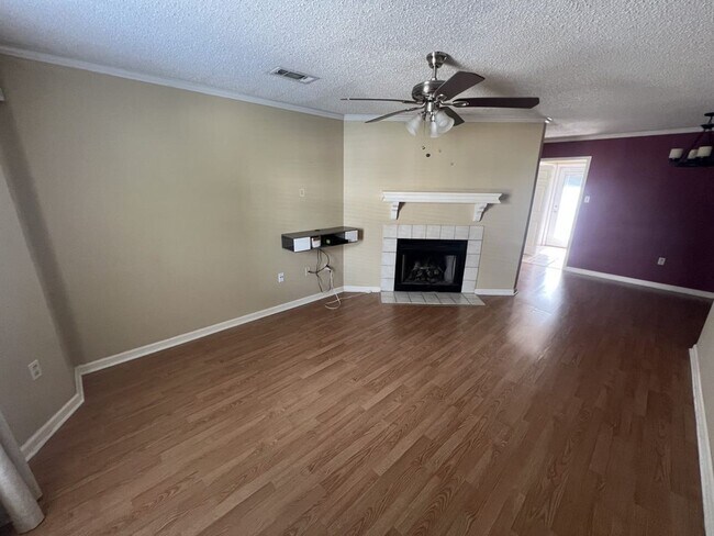 Building Photo - Beautiful 2 Bed, 2.5 Bath townhome on Jefferson Hwy