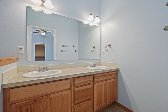 Building Photo - MOVE IN READY! 2 bed, 2 bath townhouse. No...