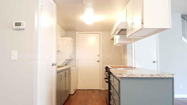 Building Photo - Beautiful Condo ~ Close to UNLV~ 2 Bed/1 B...