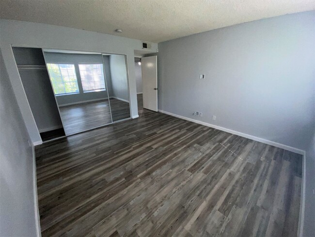 Building Photo - Incredibly Spacious 2 Bedroom/2Bath Condo ...