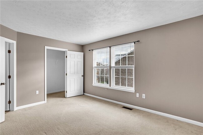 Building Photo - 704 Park Plaza E