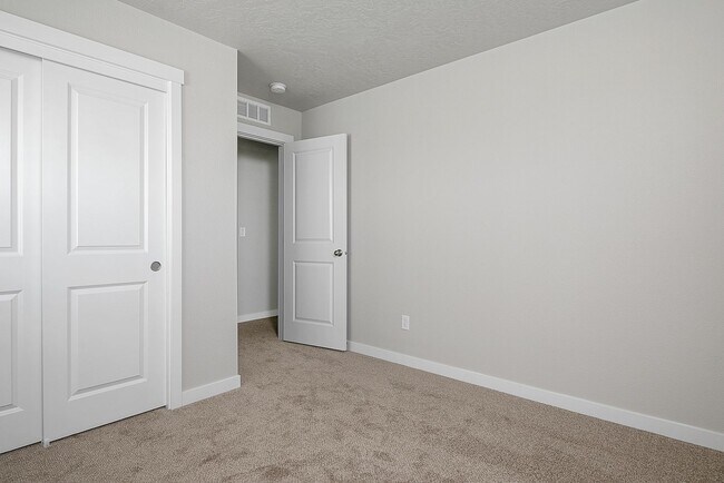 Building Photo - 3 Bed 2.5 Bath + Loft & Office located in the Greyhawk Subdivision
