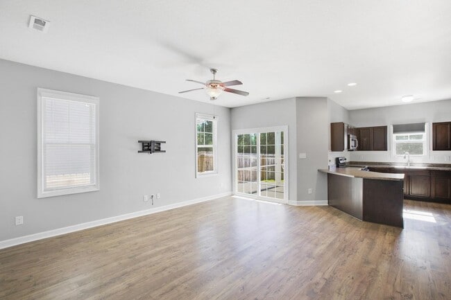 Building Photo - Townhome with Screened Porch!