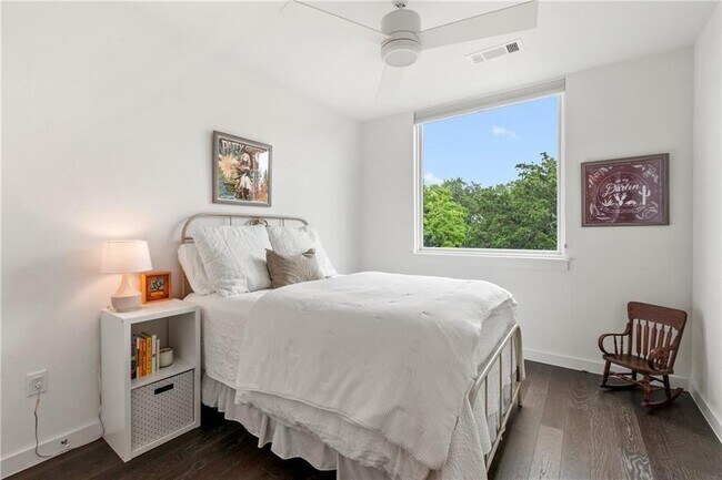 Building Photo - 900 S 1st St