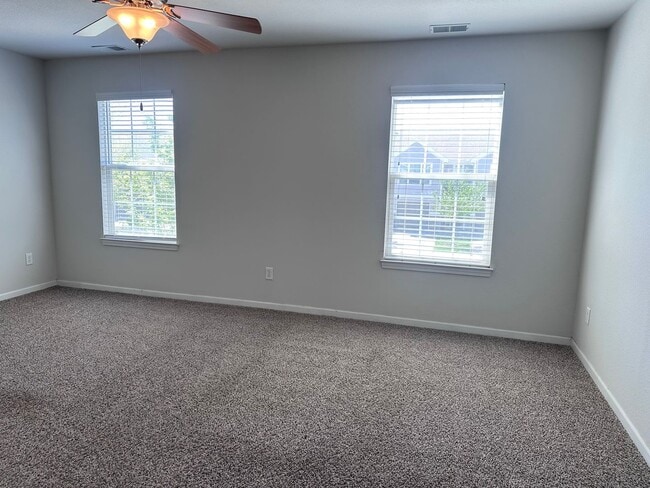 Building Photo - 3 Bed | 2.5 Bath | 2 Car Garage Townhome in Grain Valley