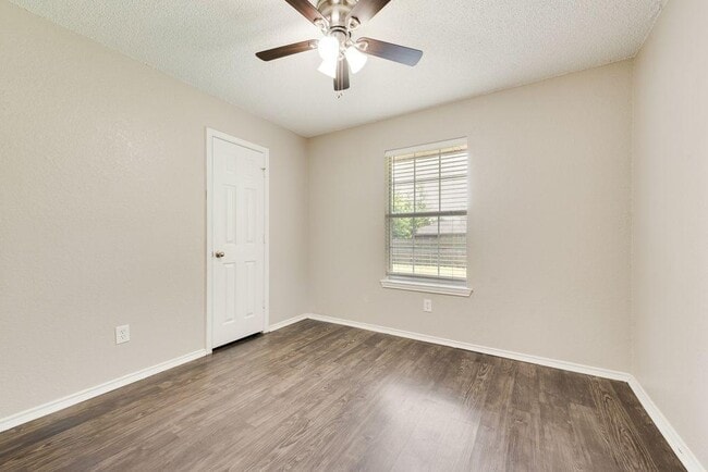 Building Photo - 512 Thomas Trail