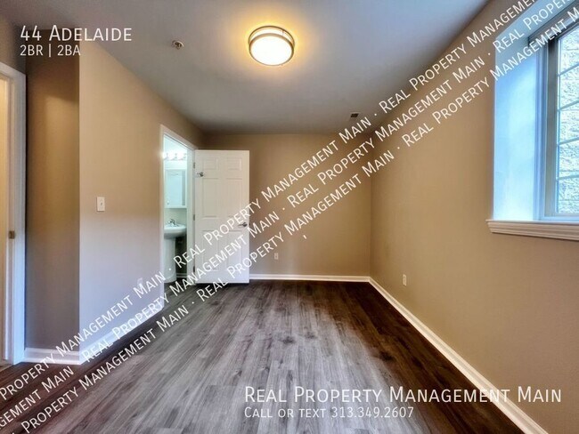 Building Photo - 44 Adelaide-