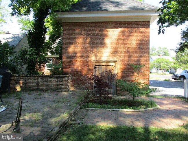 Building Photo - 117 S Church St