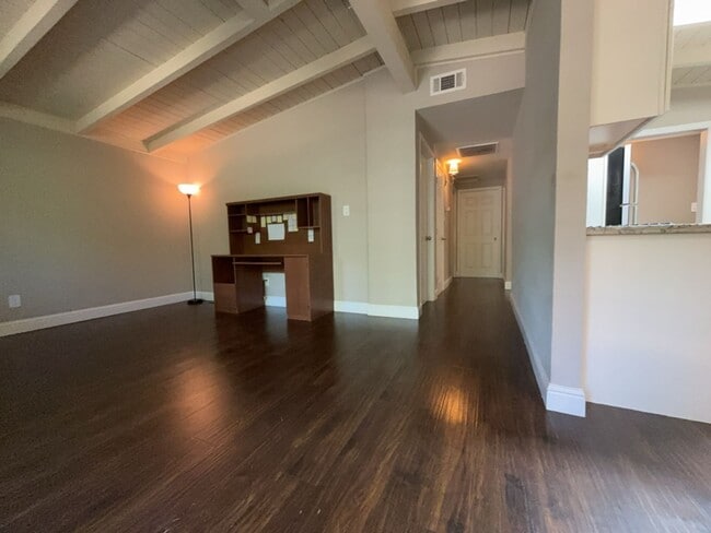 Building Photo - Updated 3 bedroom close to downtown and UC...