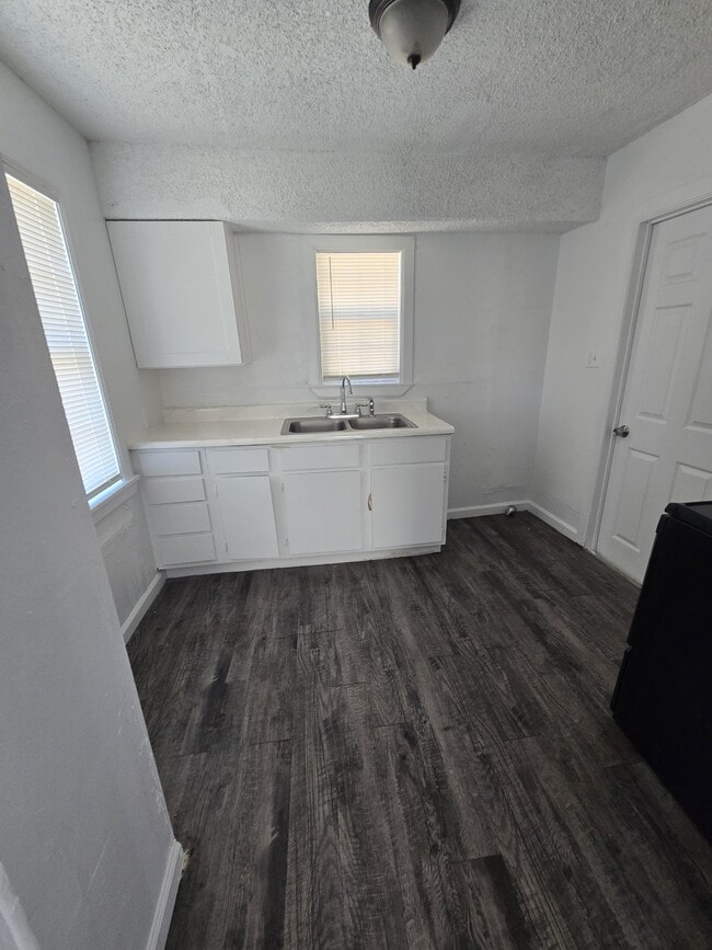 Building Photo - 2501 NE 16th St