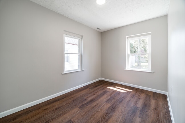 Building Photo - 870 S Waverly St