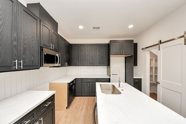 Building Photo - 5903 Urban Pnes St