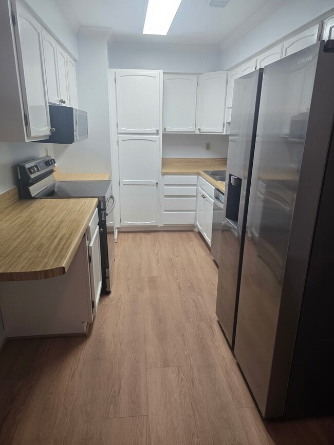 Building Photo - 406 75th Ave N