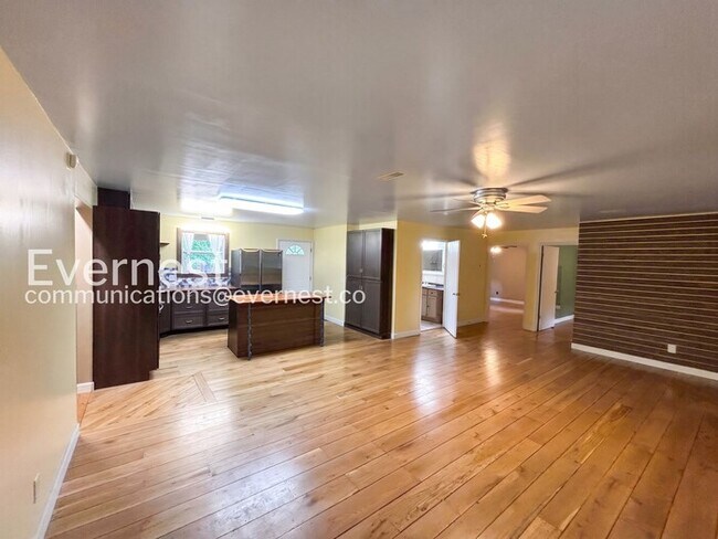 Building Photo - 2 Bed/1 Bath Home with Carport / Pet-Friendly / Available Now!