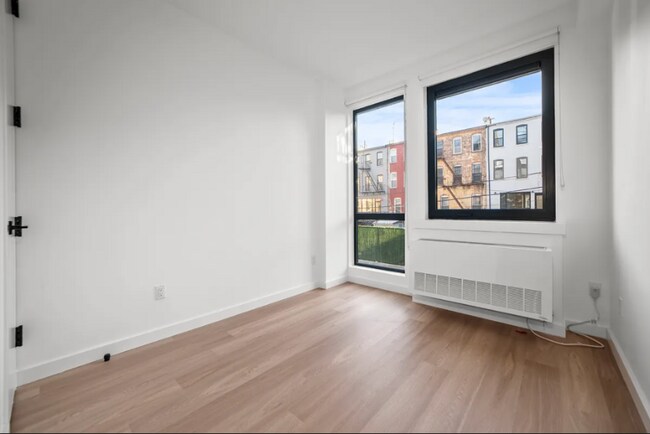 Building Photo - 658 Madison St