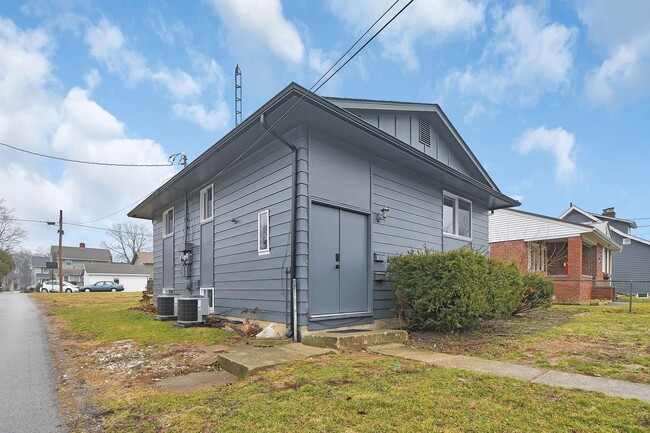 Building Photo - Freshly Renovated Duplex. Upstairs and Downstairs Units Available Now. Schedule a Schedule Today!