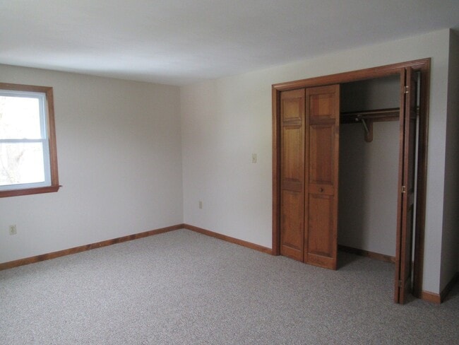 Building Photo - Dracut Beautifully renovated Townhouse for Rent!