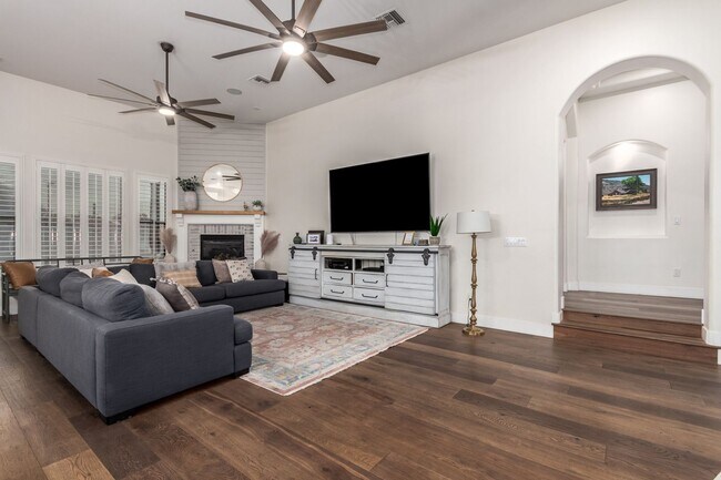 Building Photo - Beautiful 6-bedroom basement home