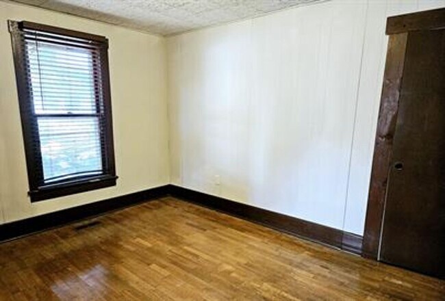 Building Photo - Quaint 2 Bed, 1 Bath Home – Available 11/1...
