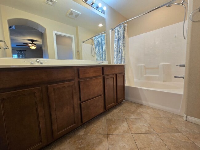 Building Photo - An Amazing 3 Bedroom Home in South East Las Vegas.