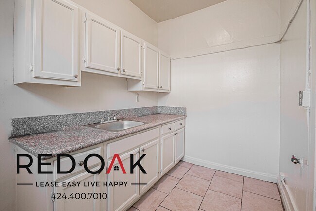 Building Photo - 1000 S Grand View St