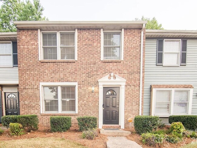 Building Photo - 3 Bedroom Townhome in Charlotte Near UNCC