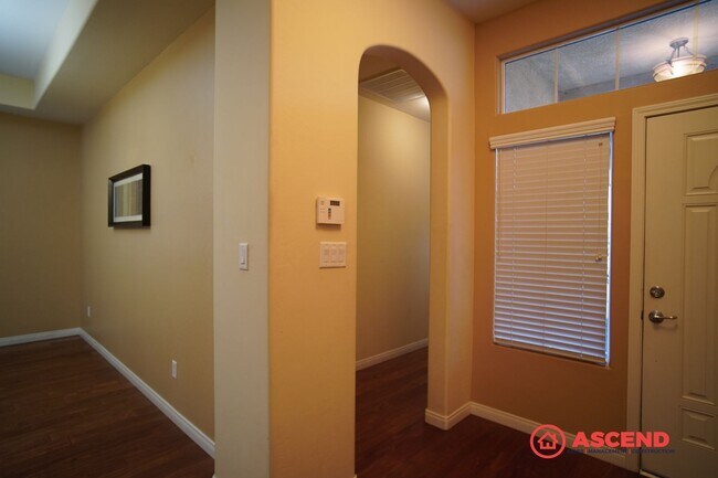 Building Photo - Beautiful Home in the Northwest!